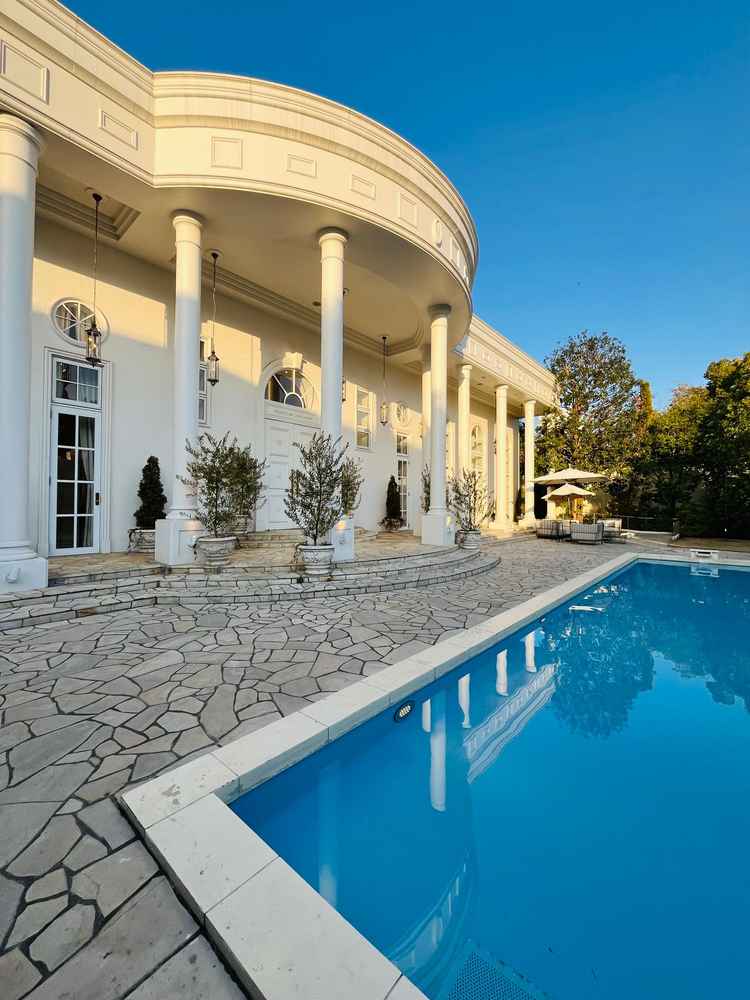 プールのある披露宴会場です。初夏でも素敵な式ができそうだなとかんじました。