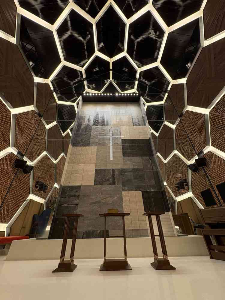 水が流れていて幻想できでした。光の演出持って良かったです。近未来でスタイリッシュな新しい雰囲です。