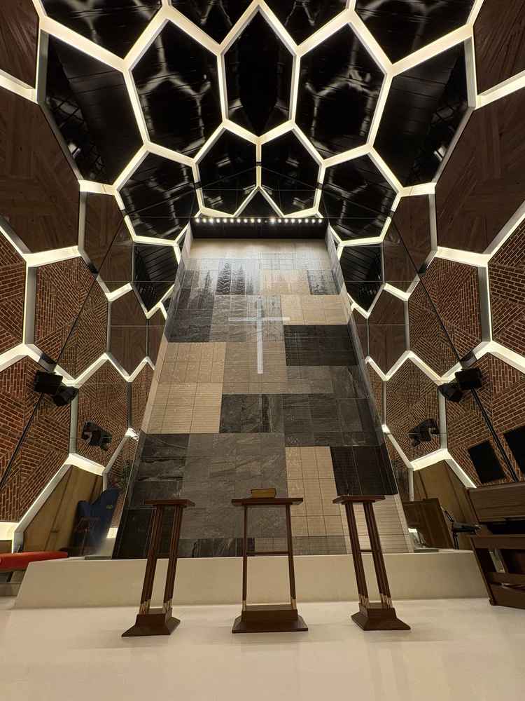 水が流れていて幻想できでした。光の演出持って良かったです。近未来でスタイリッシュな新しい雰囲です。