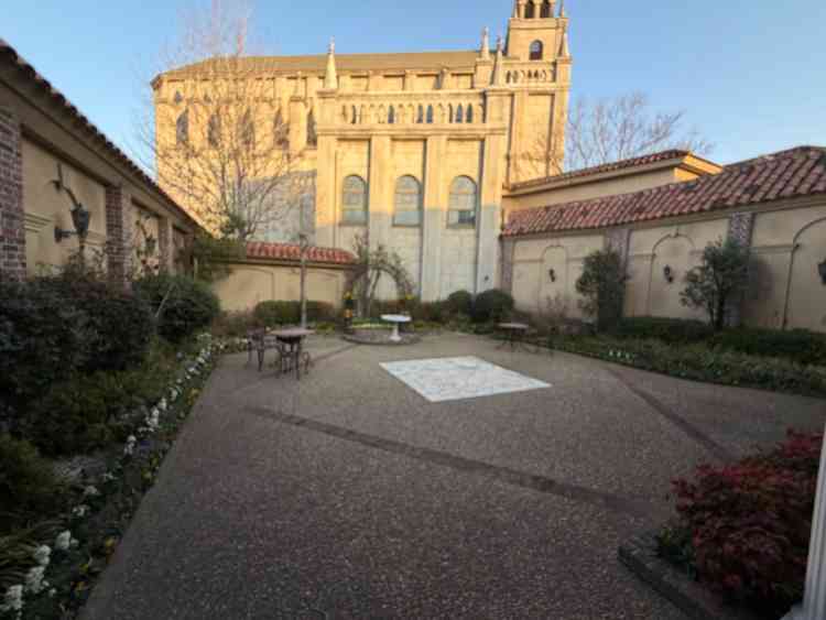 中庭があって良い。チャペルが見えるのも良かった。