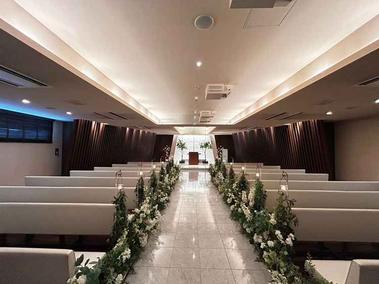 チャペルを入り口から。正面には水の流れる壁があり、幻想的。