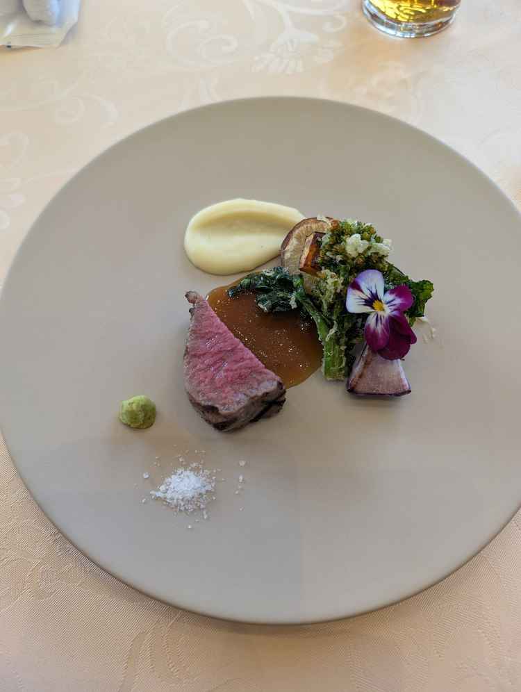 お肉プレートは柔らかく、とても美味しい。子供や高齢の方でも食べやすいです。