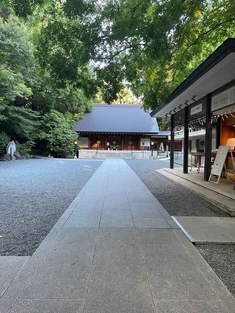 当日は晴天であればこちらの参道を使うことができるそうです。緑に囲まれていて雰囲気の良い神社でした。