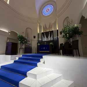 ステンドグラスの光は日の光ではなくLEDとのことで、雨でも暗くならず安心だと思いました！