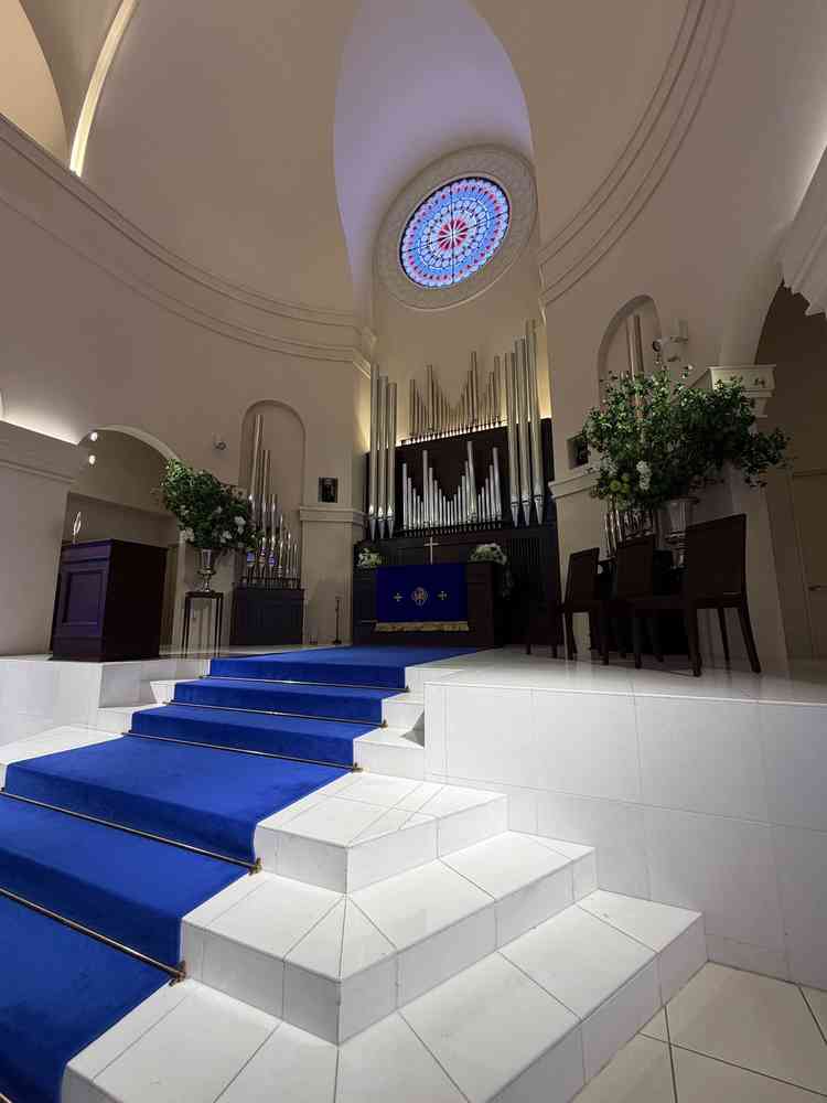 ステンドグラスの光は日の光ではなくLEDとのことで、雨でも暗くならず安心だと思いました！