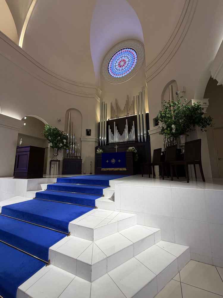 ステンドグラスの光は日の光ではなくLEDとのことで、雨でも暗くならず安心だと思いました！