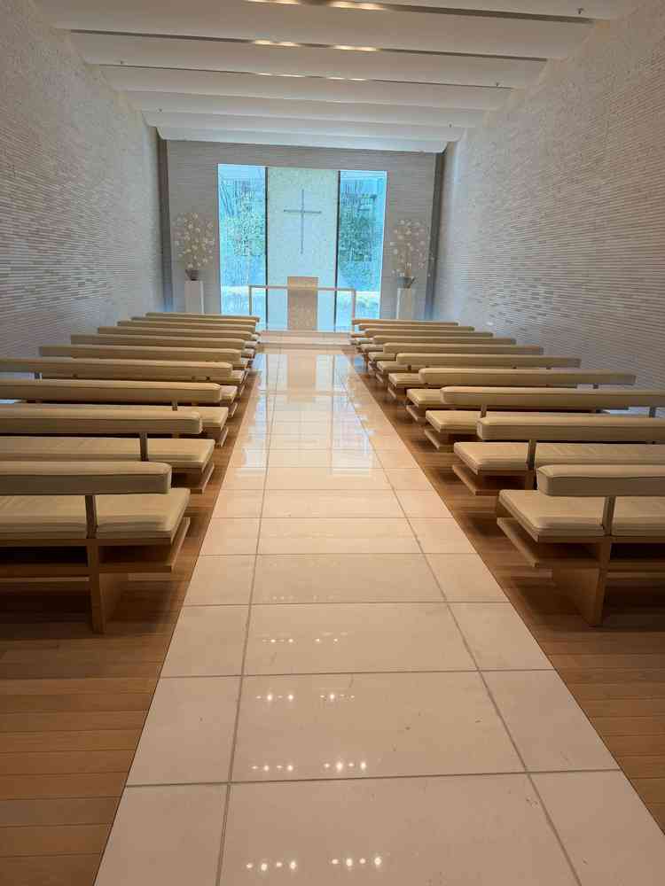 チャペルの椅子が柔らかい素材なので参列者に優しい。外が見えるつくりなので天候に左右されやすい。