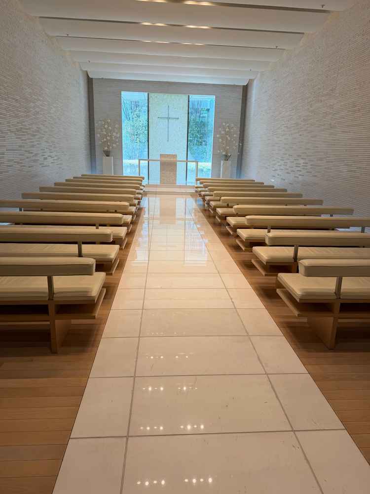 チャペルの椅子が柔らかい素材なので参列者に優しい。外が見えるつくりなので天候に左右されやすい。