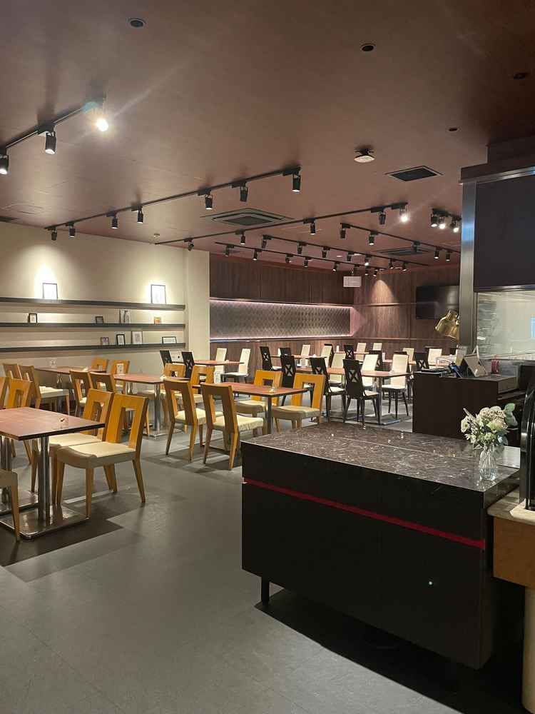 ゲストの待合スペース。披露宴後の二次会スペースとしても使用可能。