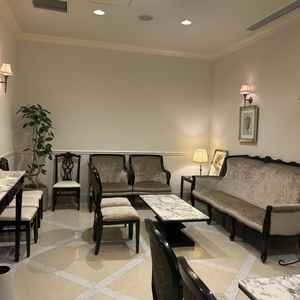 親族控え室は2室あるので両家一緒に過ごさずすむ。またロビーと披露宴会場とチャペルがワンフロアで完結。