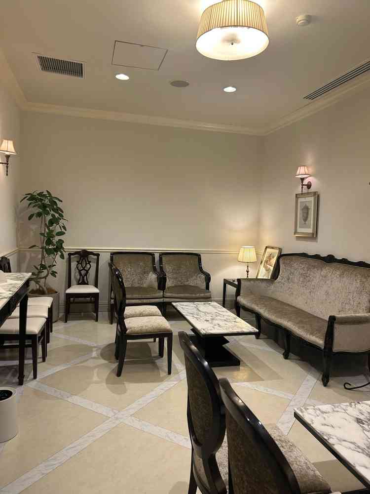 親族控え室は2室あるので両家一緒に過ごさずすむ。またロビーと披露宴会場とチャペルがワンフロアで完結。