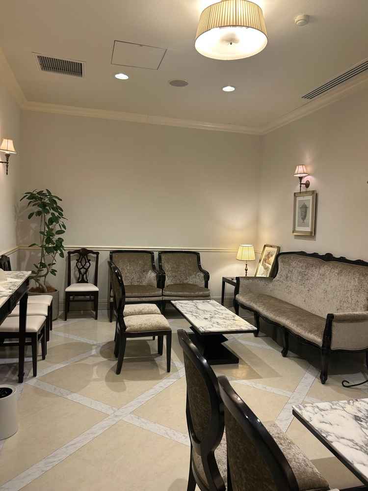 親族控え室は2室あるので両家一緒に過ごさずすむ。またロビーと披露宴会場とチャペルがワンフロアで完結。