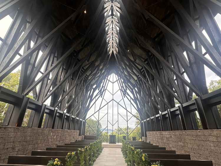 挙式会場のARIOSE(アーリオス)。杉の香りが漂いとても落ち着きのある雰囲気でした。