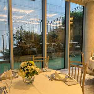 テラスがあり、ここから新郎新婦が登場する演出もできる。