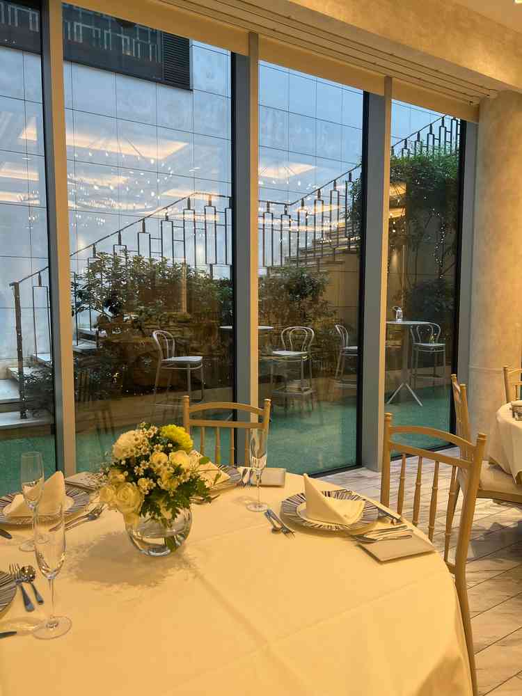 テラスがあり、ここから新郎新婦が登場する演出もできる。