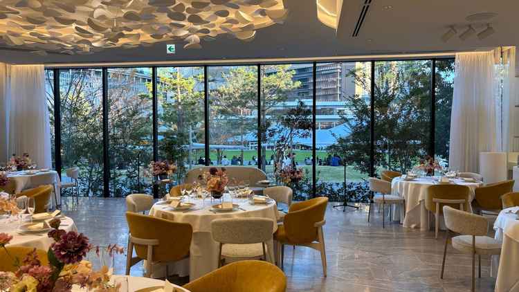 披露宴会場。高そうな素敵椅子が最高。グラングリーンは午前中なら休日でも人が少ないらしい。