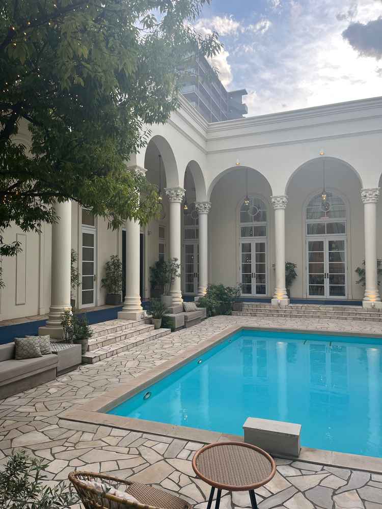 結婚式場に入ってすぐにプールがお出迎え、正面奥が披露宴会場、左がチャペルとワンフロアで全てが完結。