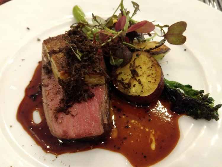 お肉は大きめで、見た目よりすごく柔らかい。パンは食べ放題