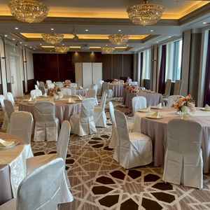 披露宴会場(小)の全景写真。色合いや照明から高級感を感じられる。