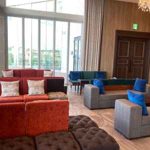 少人数のための披露宴会場には、ソファーもあり、小さな子供がいてもくつろぐことができる。