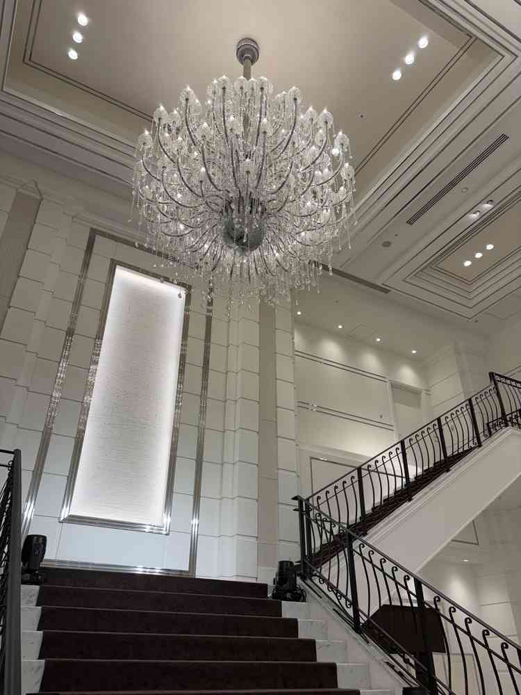 披露宴会場のニューヨーククリスタル。階段の上から入場できる。