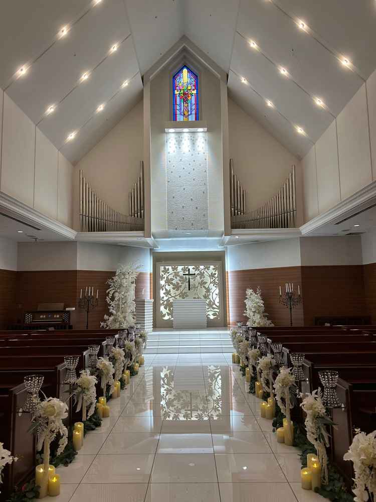 床をタイルにする事で反射してドレスが綺麗に映るそうです。他にもこだわりが沢山ありました。