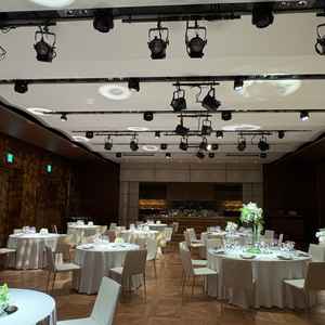 ライブキッチンがあり、お料理にこだわりたいカップルにはもってこいの披露宴会場。演出も自由自在。