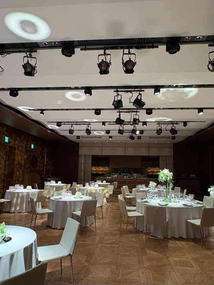 ライブキッチンがあり、お料理にこだわりたいカップルにはもってこいの披露宴会場。演出も自由自在。