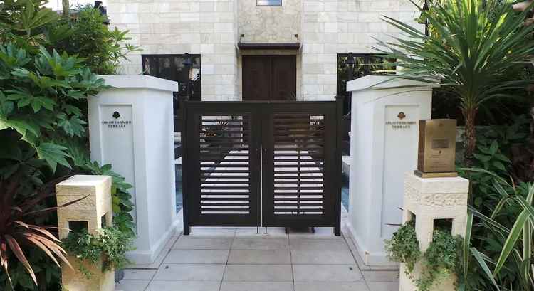 入り口から表参道とが思えない雰囲気