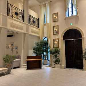 ロビーの写真です。天井が高く開放感がありました。