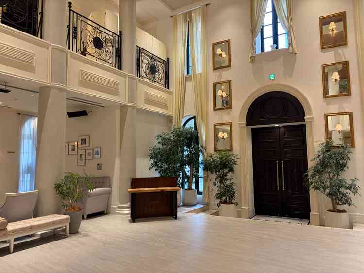 ロビーの写真です。天井が高く開放感がありました。