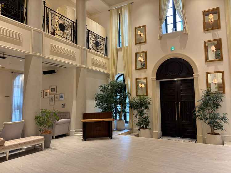 ロビーの写真です。天井が高く開放感がありました。