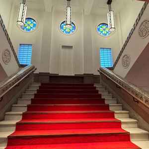 見学に申し込んだ理由の１つがこの階段の雰囲気が気に入ったからです。赤絨毯とステンドグラスが素敵でした