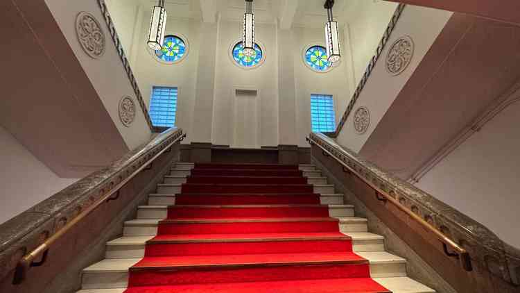 見学に申し込んだ理由の１つがこの階段の雰囲気が気に入ったからです。赤絨毯とステンドグラスが素敵でした