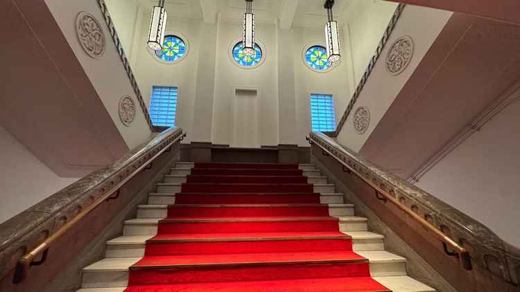 見学に申し込んだ理由の１つがこの階段の雰囲気が気に入ったからです。赤絨毯とステンドグラスが素敵でした