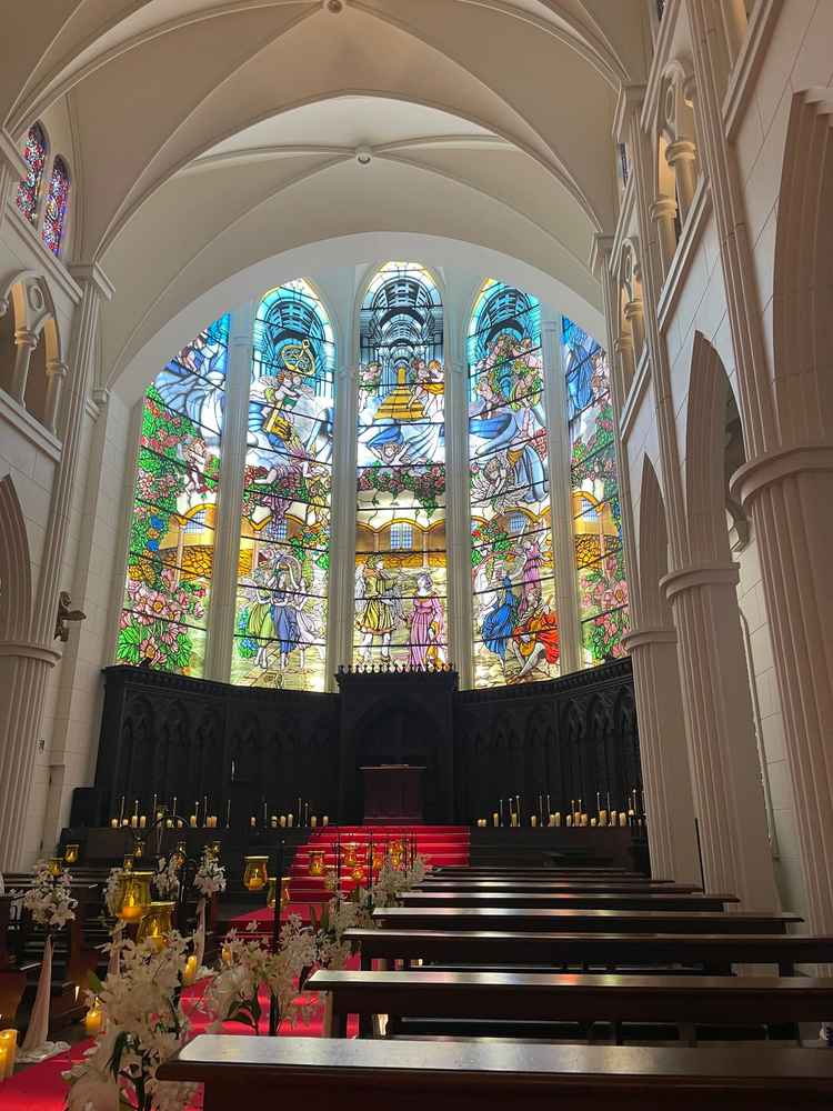 チャペルのステンドグラスの写真です。