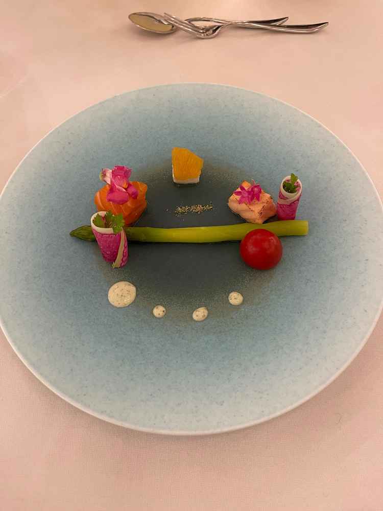 食事がとても美味しくてびっくりしました。コースのように色々食べさせていただき前菜から美味しかったです