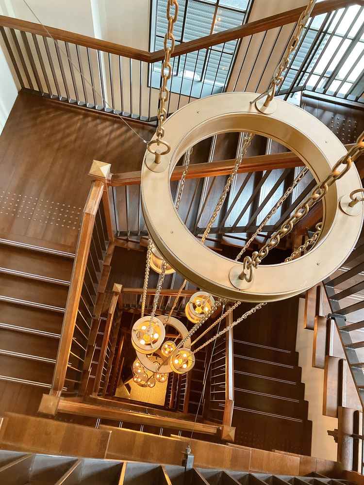 通常の階段まで拘られている