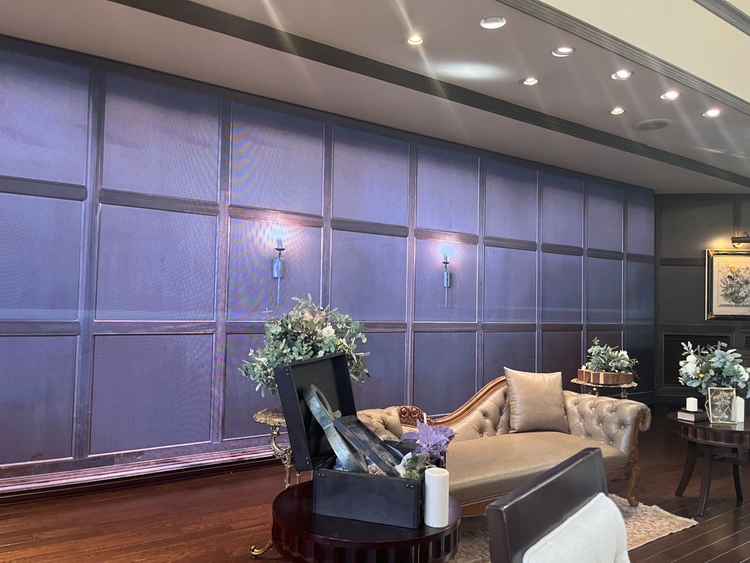 披露宴会場です。壁一面LEDで映像が流れます。