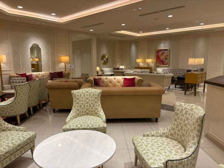 挙式会場に入るまでのゲストスペースです。ゆったりな空間とソファーが沢山ありました。ドリンクが飲めます