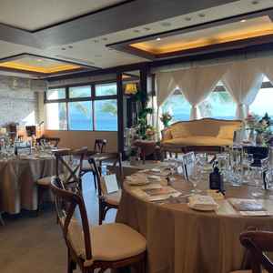 披露宴。海が見えるが全面ガラス張りではないのでやや暗めの印象。比較的カジュアルです。