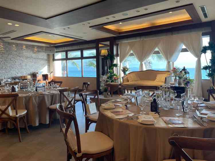 披露宴。海が見えるが全面ガラス張りではないのでやや暗めの印象。比較的カジュアルです。