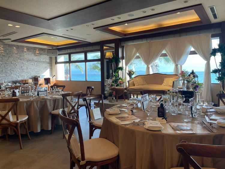 披露宴。海が見えるが全面ガラス張りではないのでやや暗めの印象。比較的カジュアルです。