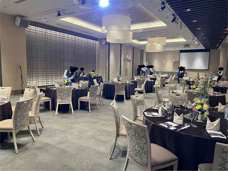 披露宴会場のソールルーム。横長の長方形のお部屋なので、どの席でも新郎新婦と距離が近く、魅力的だった。