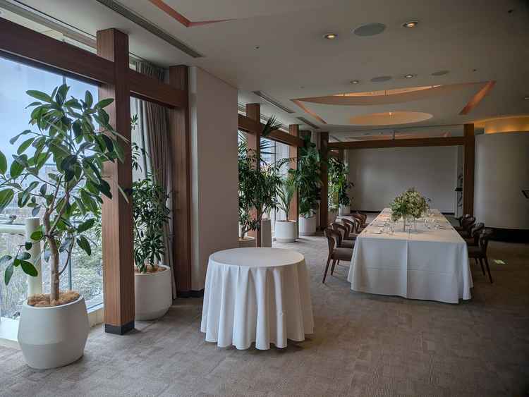 狭すぎず、広すぎず、ちょうどよいサイズの横長の会場です。