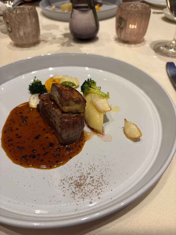 試食会。トリュフソースとフォアグラが乗った牛肉。とてもおいしかったです。