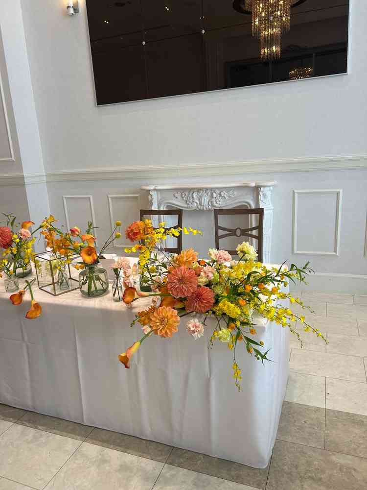 披露宴の高砂の写真。装飾のお花が自分達好みにアレンジできるとのこと。