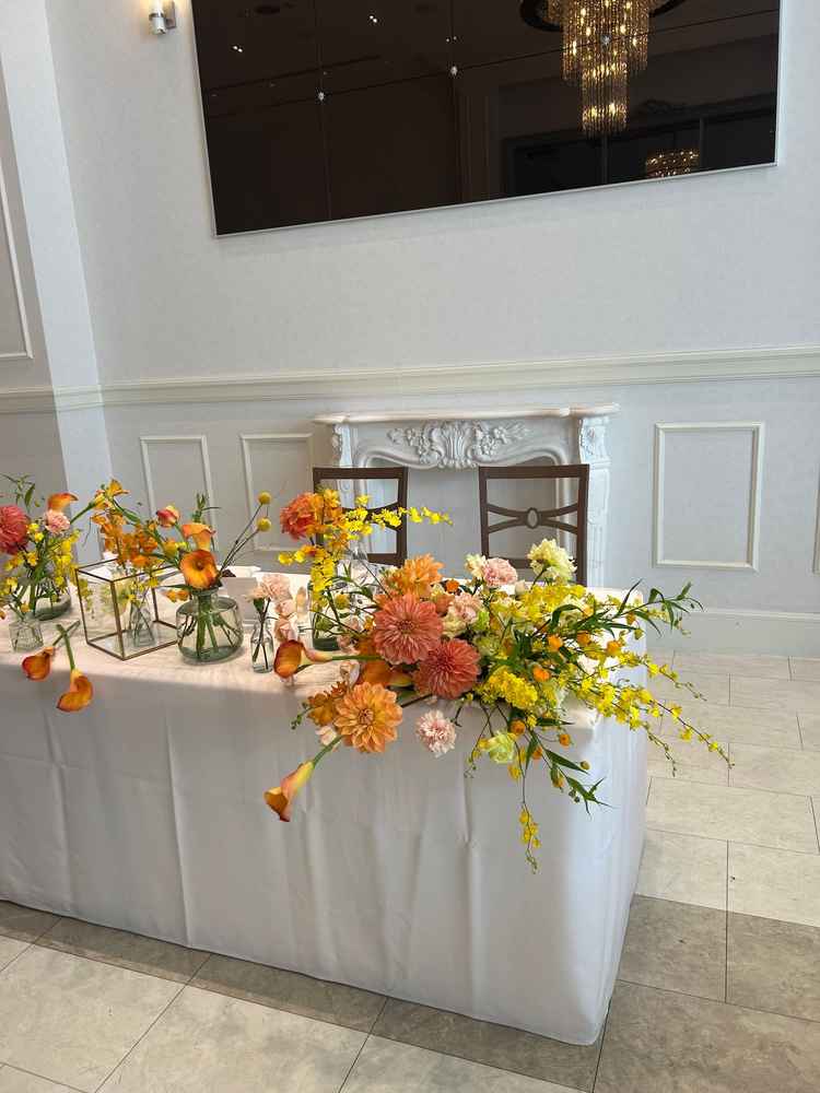 披露宴の高砂の写真。装飾のお花が自分達好みにアレンジできるとのこと。