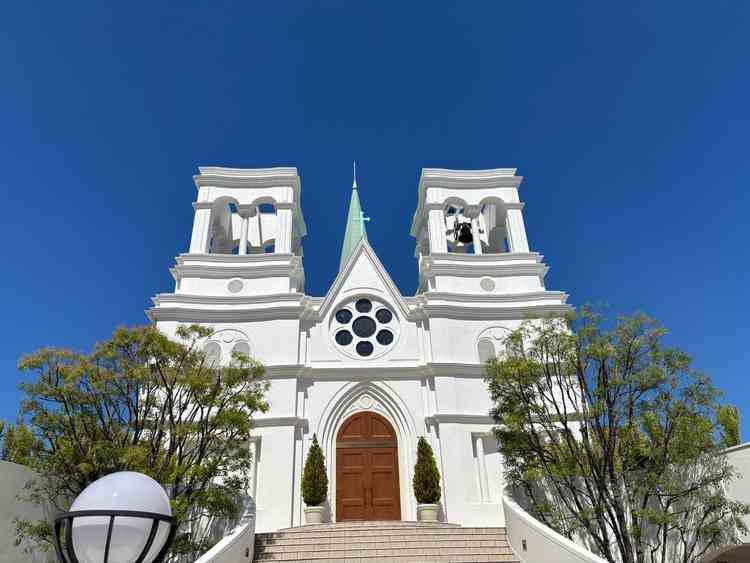 チャペルの外観です。青空に白色のチャペルが映えていました。