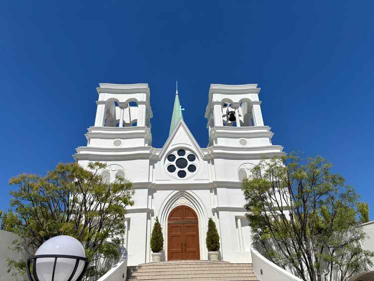 チャペルの外観です。青空に白色のチャペルが映えていました。